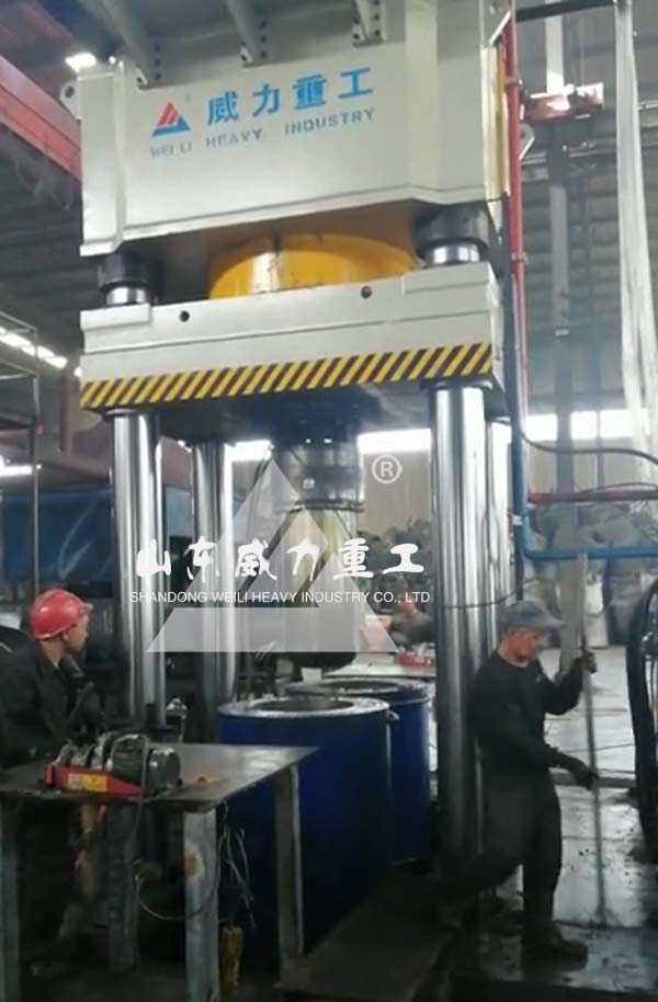 1500噸石墨坩堝成形油壓機客戶現(xiàn)場圖