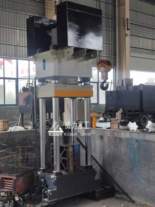 1500噸四柱油壓機裝配現(xiàn)場圖