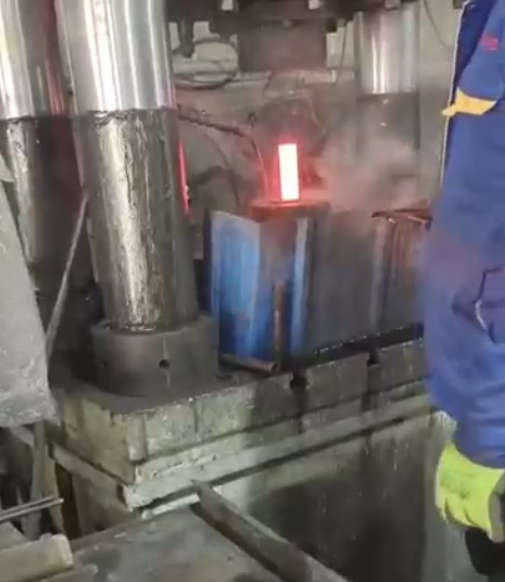 礦用截齒溫擠壓現(xiàn)場