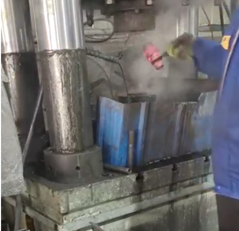 礦用截齒溫擠壓成型現(xiàn)場圖