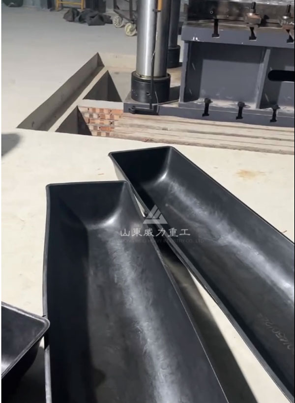 客戶生產的橡膠豬食槽產品